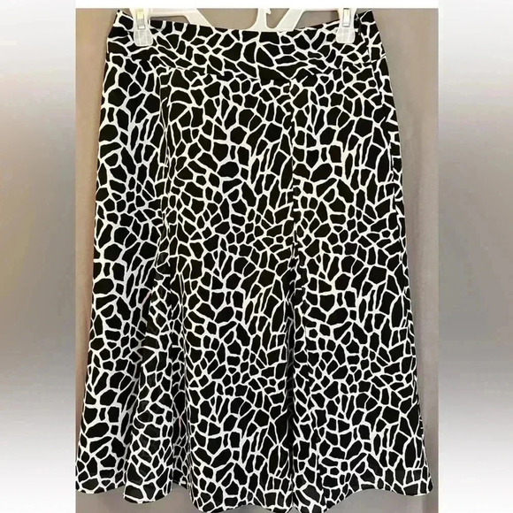 Liz Claiborne Dresses & Skirts - Liz Claiborne Ladies Size 2 Petite Black White Leopard A Line Skirt EUC